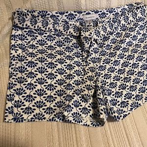 LIZ CLAIBORNE CLASSIC WOMENS SHORTS WHITE W/BLUE FLOWERS SZ 16